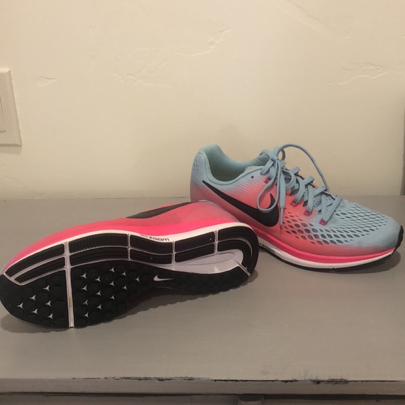 Womens Nike’s. Like new condition! Size 9 - Picture 2 of 2